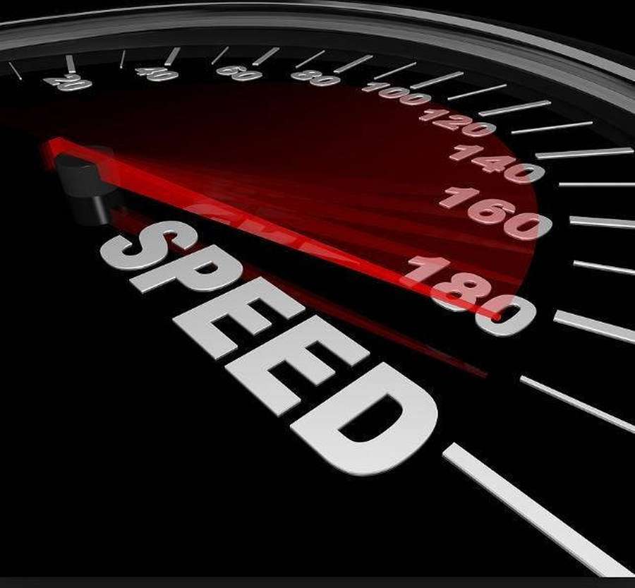 Ein Tachometer mit Nadel nahe 180 und fettem Speed-Text. — Geschwindigkeitstest Wallpaper