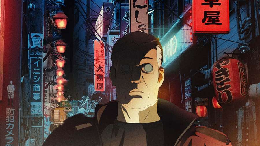 Un hombre con un ojo está en un callejón de una ciudad japonesa iluminado con neón por la noche. — Ghost In The Shell Batou Fondos de pantalla