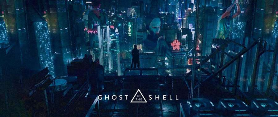 Eine Person steht auf einem Glasbalkon mit Blick auf eine leuchtende futuristische Stadt bei Nacht. — Ghost In The Shell Bilder