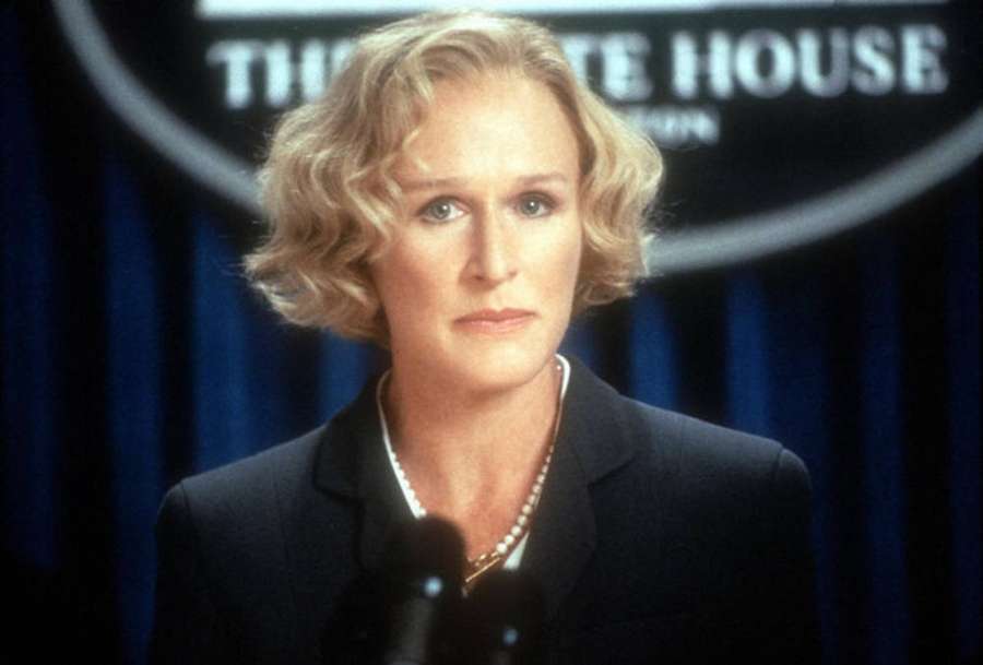 Frau im Anzug am Pressetisch des Weißen Hauses. — Glenn close Bilder