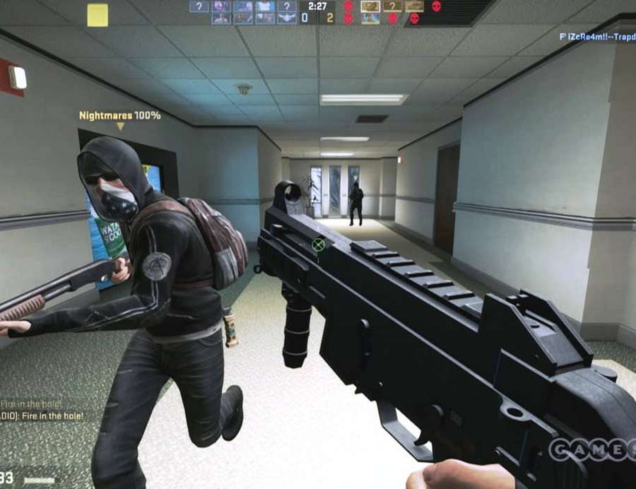 Gaming-Szene mit Spielern, die in einem Schulflur Waffen halten. — Globale Offensive Wallpaper