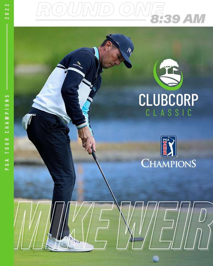 Professioneller Golfer Mike Weir puttet auf einem Grün mit Wasser im Hintergrund im Morgengrauen. — Golf iPhone Hintergrundbild