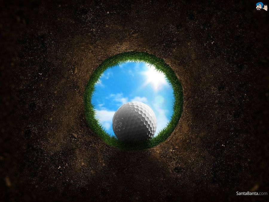 Pelota de golf en el hoyo con cielo azul y sol visible a través del borde de hierba verde. — Golf Fondos de pantalla