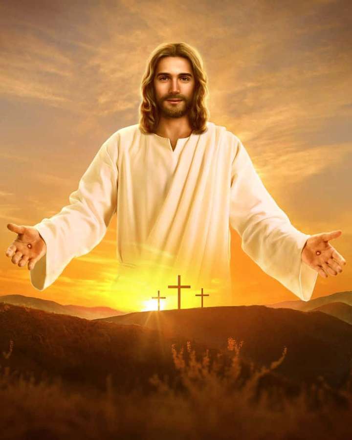 Jesus Christus mit offenen Armen über drei Kreuzen bei Sonnenuntergang. — Gott Jesus Wallpaper