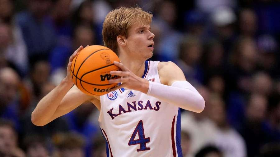 Pemain bola basket jersey Kansas bersiap menembak. — Gradey Dick Wallpaper