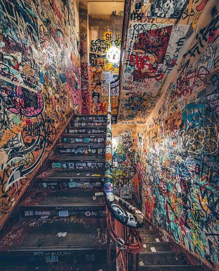 Una escalera cubierta de graffiti en un estrecho túnel urbano por la noche. — Graffiti Estético Fondos de pantalla