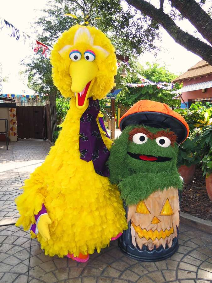 Big Bird y Oscar el Gruñón con disfraces de Halloween al aire libre. — Gran Pájaro Fondos de pantalla