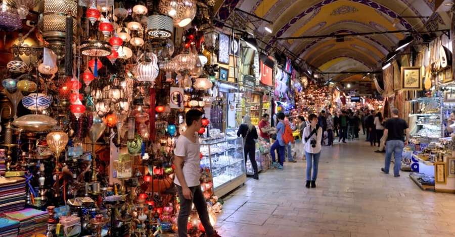 Crowded market with hanging lanterns and shoppers under arched ceilings. — Grand Bazaar Wallpaper