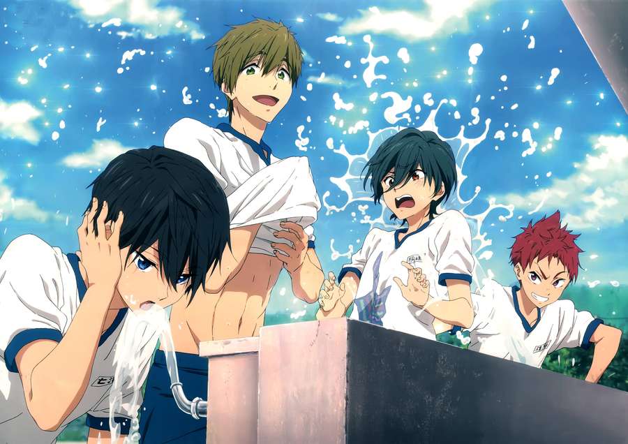 Cuatro chicos de anime en trajes de baño salpicando agua al aire libre bajo un cielo soleado. — Gratis Fondos de pantalla