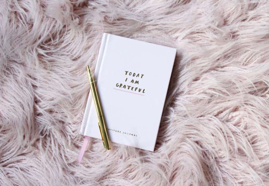 Diario de gratitud blanco con pluma dorada sobre alfombra esponjosa rosa. — Gratitud Fondos de pantalla