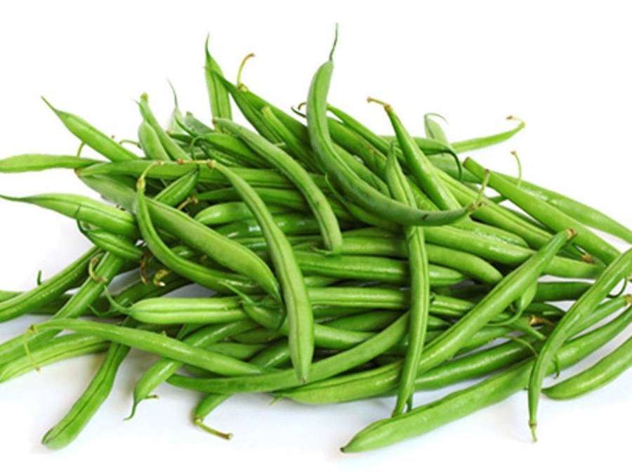 Färska gröna bönor staplade högt med livfull färg och naturlig textur. — Green Beans Bakgrundsbilder