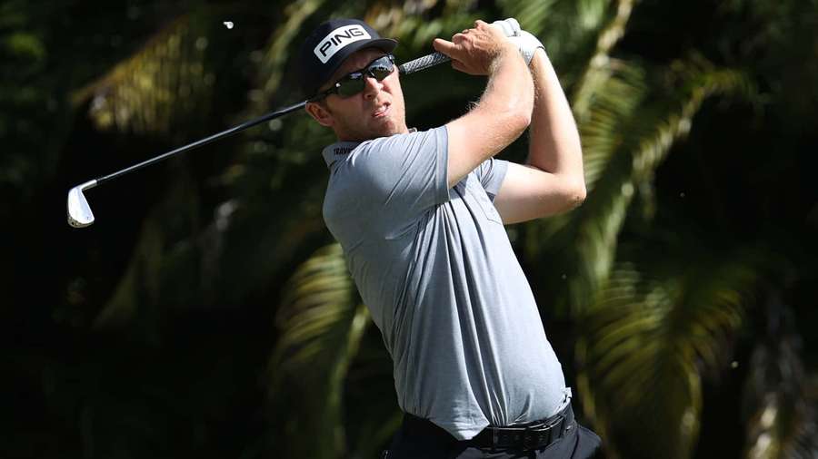 Golfer mid-swing with palm trees in background — Greg Chalmers Wallpaper