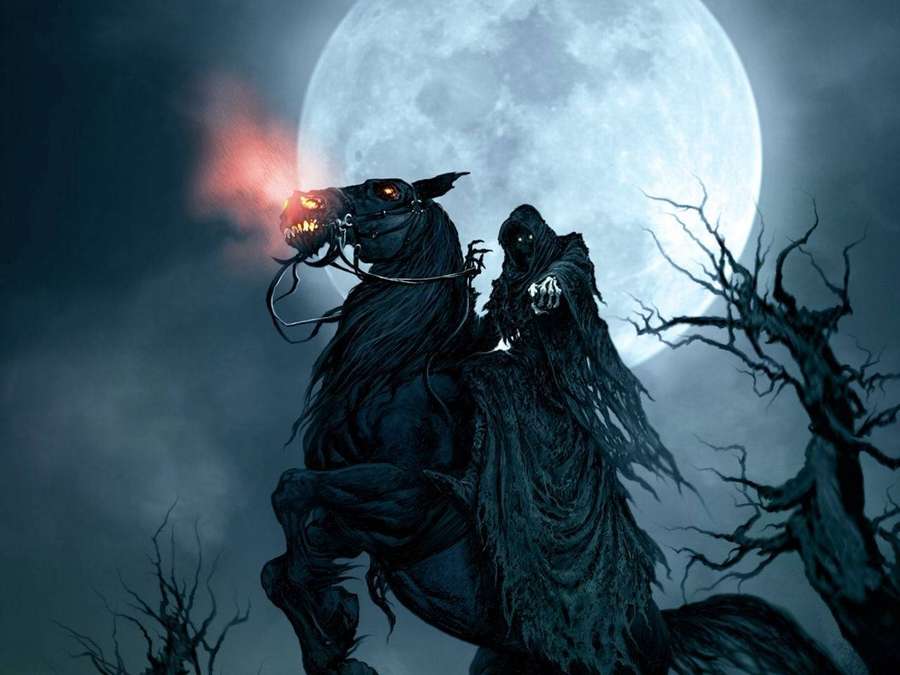 Una figura incappucciata cavalca un cavallo nero con occhi luminosi e alito infuocato sotto una luna piena. — Grim Reaper Sfondi