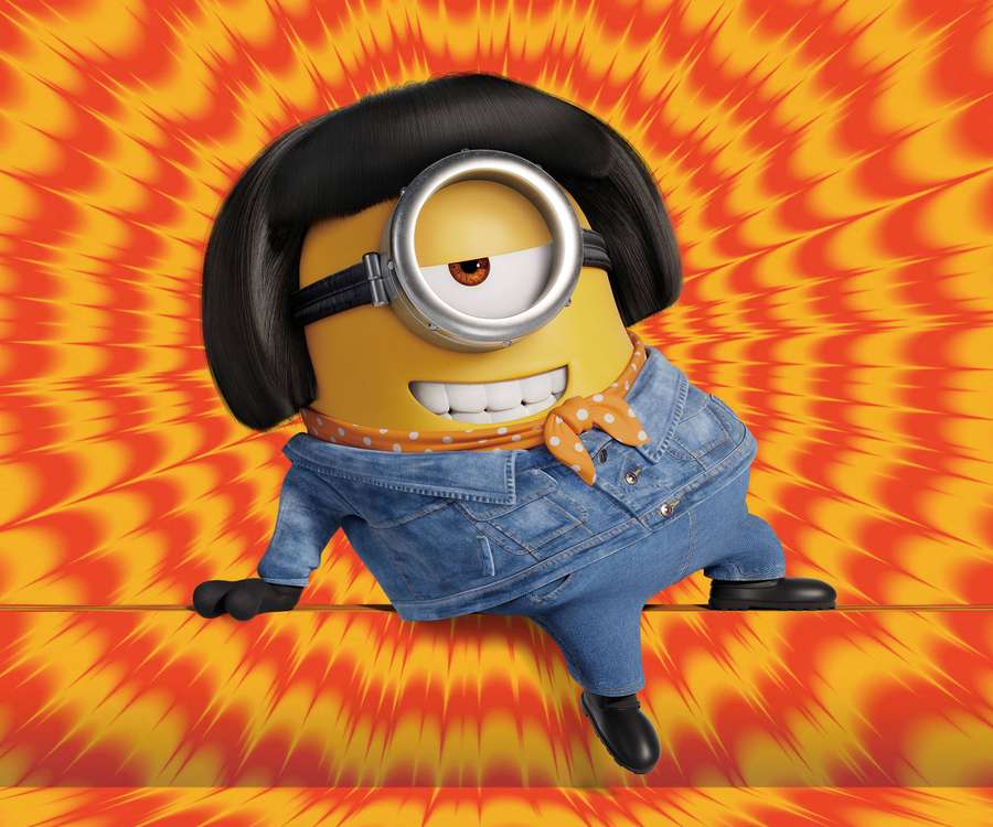 Een Minion in spijkerstof en pruik tegen een vurige oranje achtergrond. — Gru Achtergronden