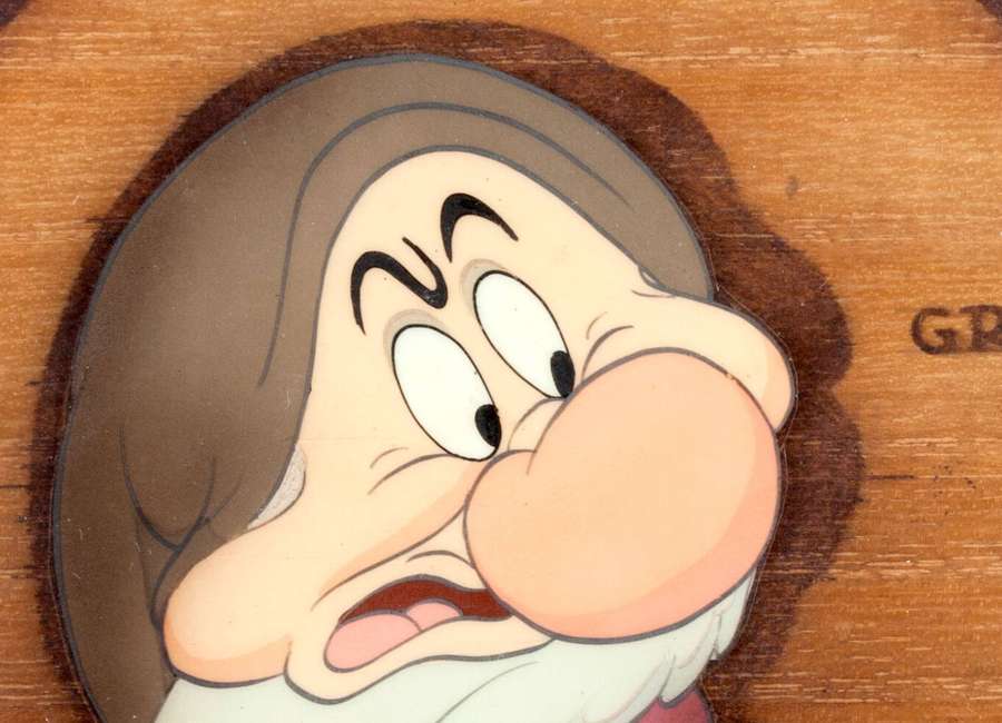 Cartoon-Zwerg mit großen Augen und offenem Mund lugt aus Holz hervor. — Grumpy Dwarf Bilder
