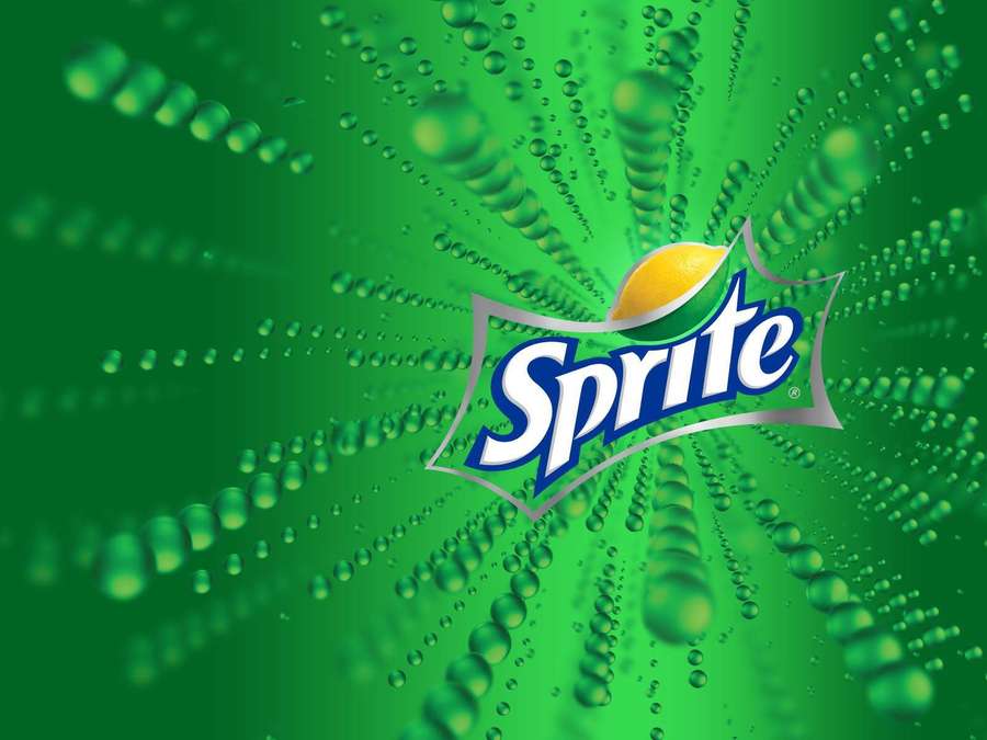 Sprite-Logo mit Zitronenscheibe, umgeben von grünen Kohlensäurebläschen. — Grüner Desktop Wallpaper