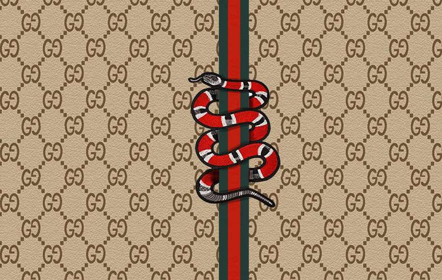 Gucci-käärmeen logo monogrammipohjalla punavihreällä raidalla — Gucci-kuvio Taustakuvat