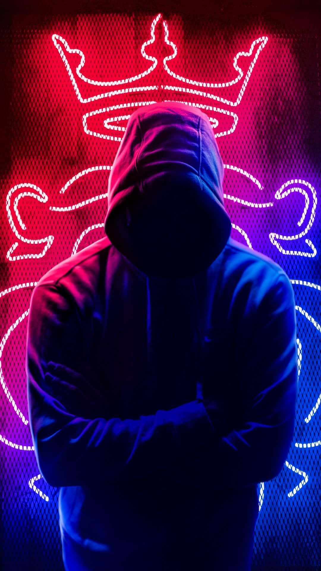 Silhuett av en hettekledd person med armene i kors foran glødende neonkunst. — Gutter Bakgrunner