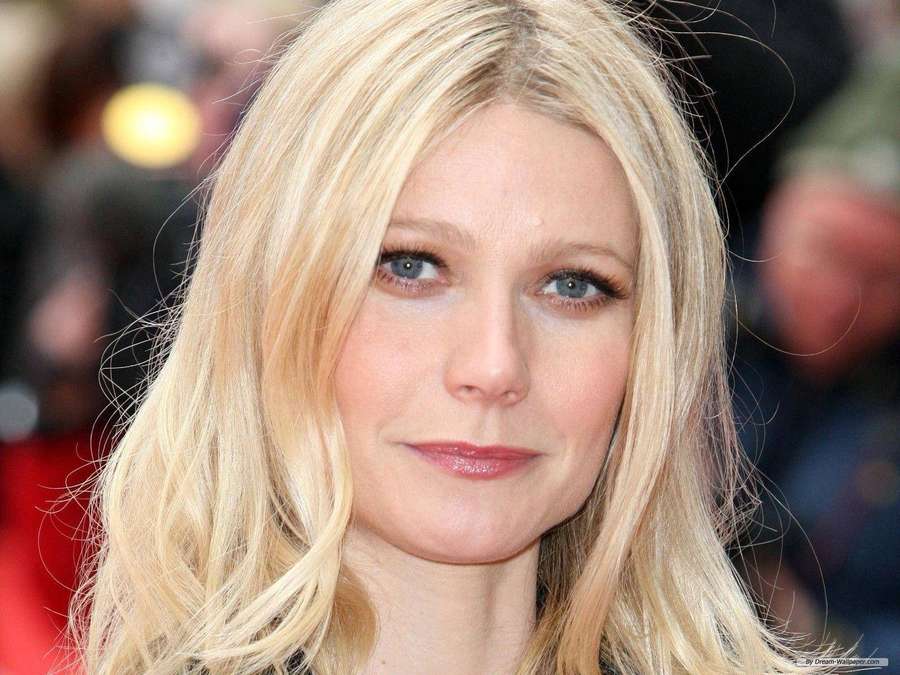 Blonde woman with gentle smile at public event with blurred background. — Gwyneth paltrow Wallpaper