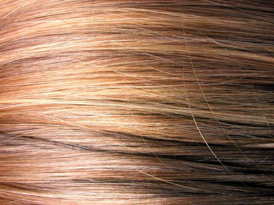 Primo piano di ciocche di capelli biondi con riflessi naturali e texture morbida. — Hair Sfondi
