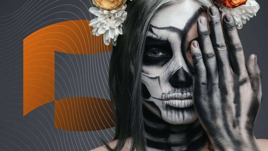 Femme au maquillage de crâne en sucre et couronne florale couvrant son visage avec une main peinte. — Halloween Makeup Fonds d'écran