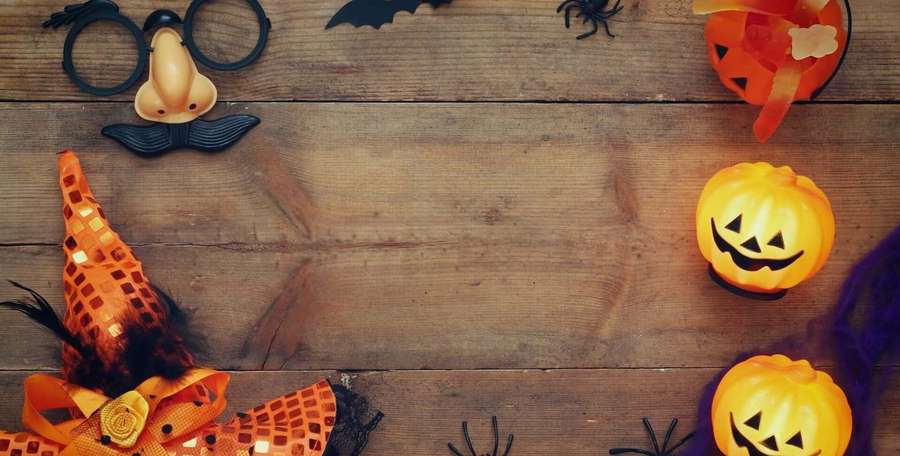 Halloween decorations like pumpkins and witch hat on wooden table. — Halloween Pumpkin Background