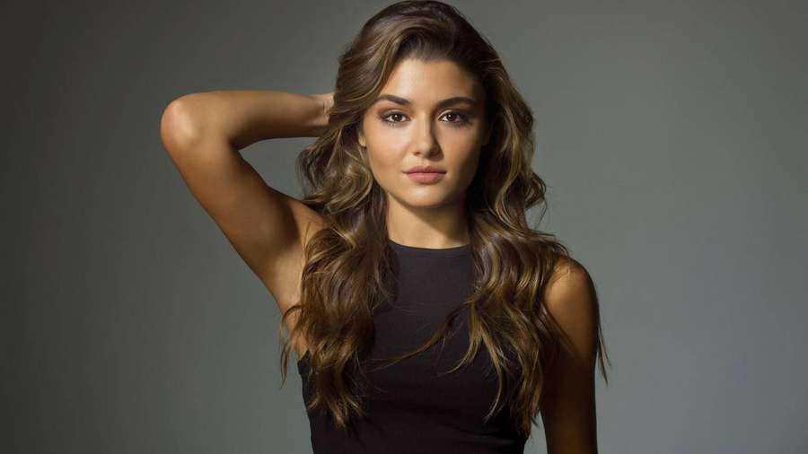 Hande Ercel Posing For Shoot — Hande Ercel Wallpaper