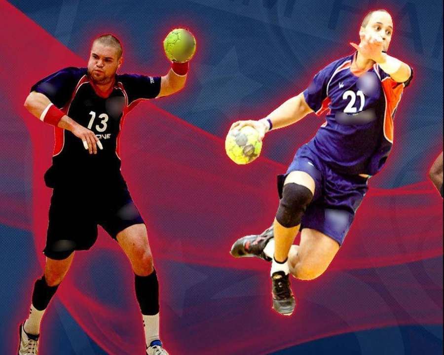 Dois jogadores de handebol masculinos competindo intensamente em uma cena esportiva dinâmica. — Handebol Papéis de Parede