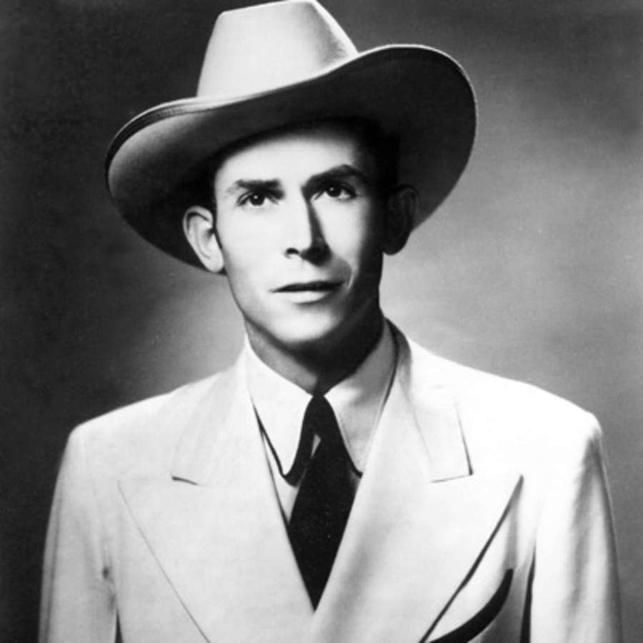Hombre con sombrero de vaquero y traje posando para retrato de estudio — Hank Williams Fondos de pantalla