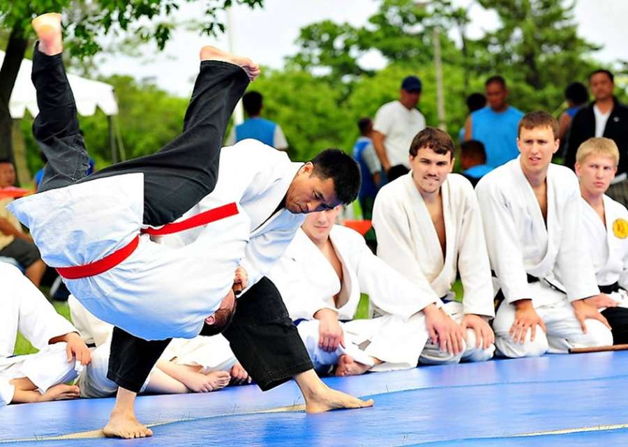 Judo-ottelija suorittaa heiton ulkoilmaottelussa. — Hapkido Taustakuvat