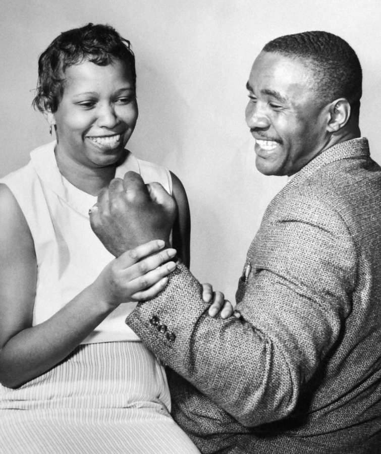 A happy couple arm wrestling in a vintage studio photo. — Happy Couple Wallpaper