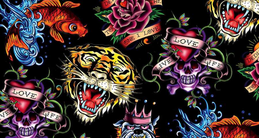 Bunte traditionelle Tätowierungsmotive mit Tigern, Schädeln, Rosen und Koi-Fischen auf schwarzem Hintergrund. — Hardy Bilder