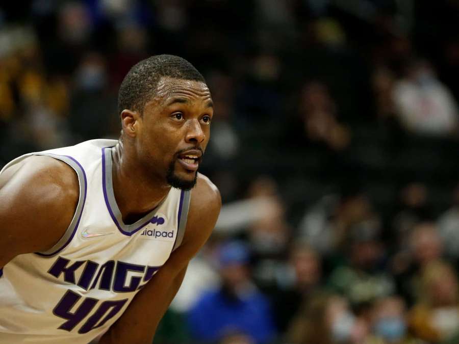 Basketball player in white Kings jersey number 40 focused during game. — Harrison Barnes Wallpaper