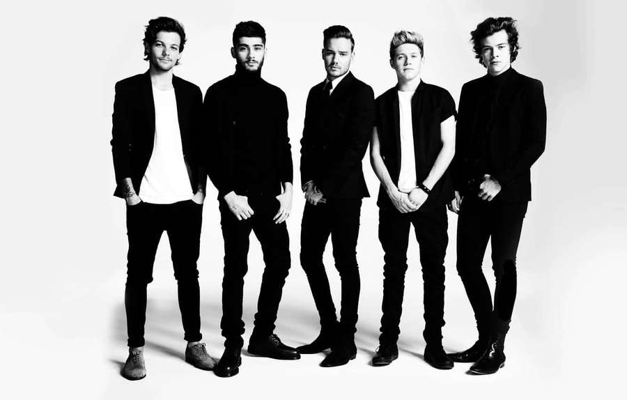 Cinco homens em ternos pretos e camisas brancas posando para um retrato de estúdio. — Harry Styles preto e branco Papéis de Parede