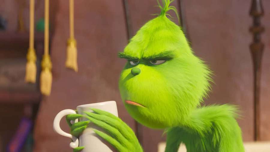 Grinch pitää valkoista mukia ärtyneellä naamalla. — Hauska Grinch Taustakuvat