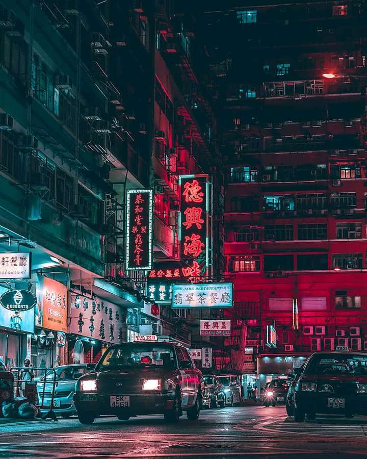 Nachtstraße in Hongkong mit Neonlichtern und Taxis, die sich auf nasser Straße spiegeln. — HD Aesthetic Wallpaper
