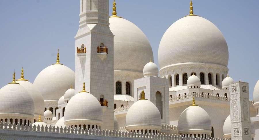 White marble mosque with golden domes and minarets under blue sky. — HD Islamic Wallpaper