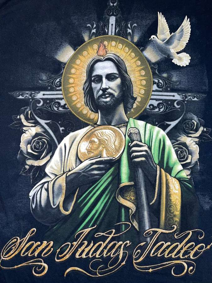 Heiliger Judas Thaddäus hält Schwert und Medaillon mit Taube und Rosen in verziertem Design. — Heilige Wallpaper