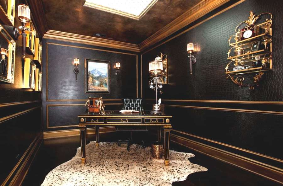 Elegantes schwarz-goldenes Home-Office mit verziertem Schreibtisch und Wanddekoration. — Heimbüro Wallpaper