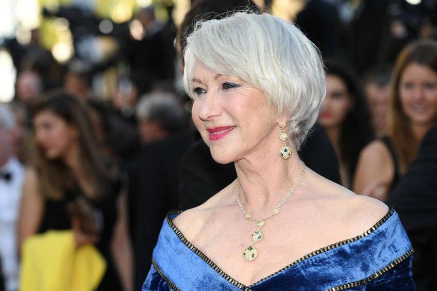 Helen Mirren in blue velvet gown with jewelry at red carpet event. — Helen Mirren Wallpaper