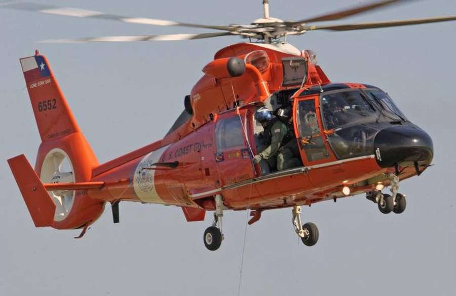 Helicóptero de la Guardia Costera en vuelo con tripulación visible — Helicóptero 4K Fondos de pantalla