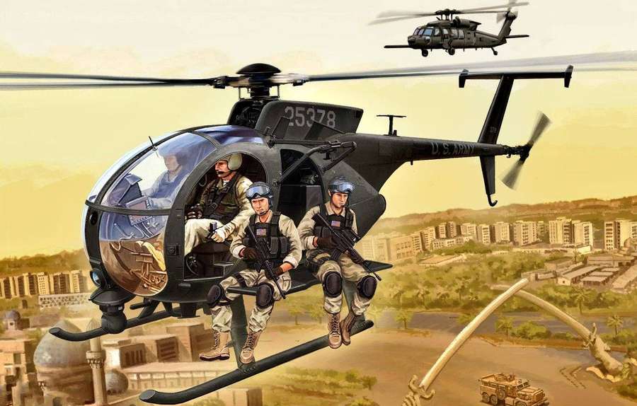 Soldados do Exército dos EUA em equipamento de combate andam em um helicóptero preto sobre uma cidade desértica com outro helicóptero no céu. — Helicóptero Black Hawk Papéis de Parede