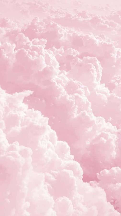 Weiche rosa und weiße Wolken füllen den Himmel mit flauschiger Textur. — Hellrosa iPhone Wallpaper