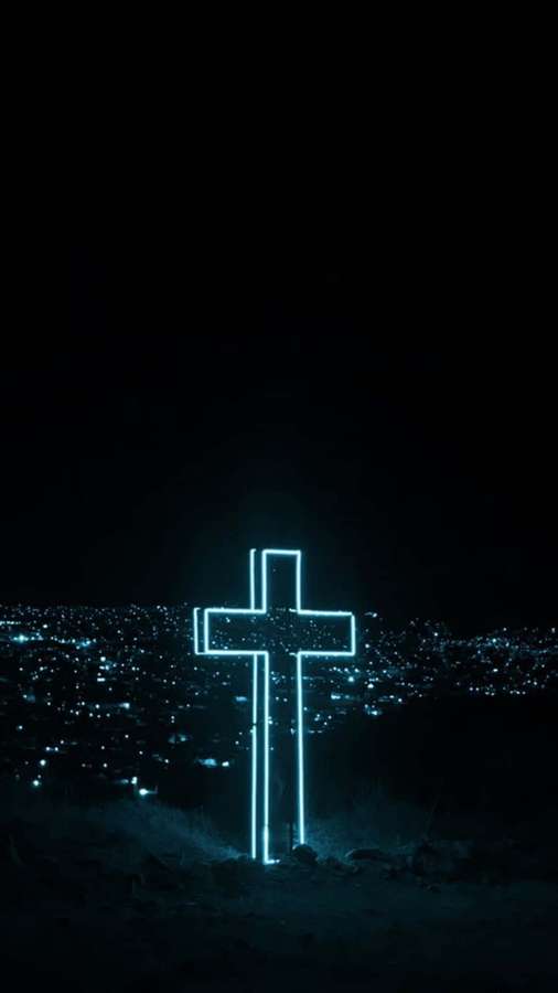 Una cruz azul brillante domina una ciudad por la noche. — Hermosa Cruz Fondos de pantalla