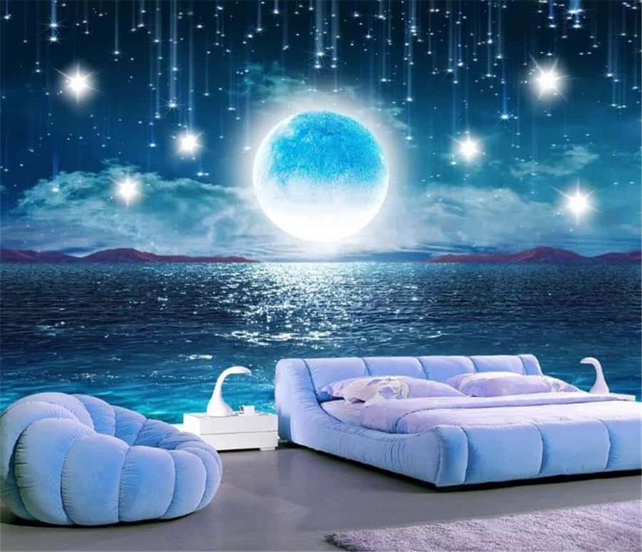 Un dormitorio con una cama y un puf bajo un cielo nocturno surrealista con una luna azul brillante y estrellas fugaces sobre un océano tranquilo. — Hermosa estrella Fondos de pantalla