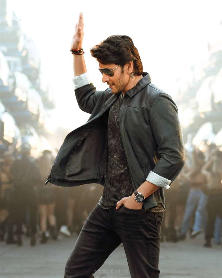 Hombre con chaqueta de cuero y gafas de sol saludando a la multitud bajo la luz brillante del sol. — Héroe de Bollywood Fondos de pantalla