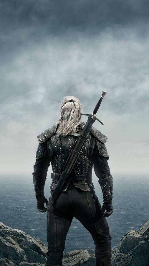 Ein Fantasy-Krieger mit weißen Haaren und Schwert steht auf einer Klippe mit Blick auf das Meer. — Hexer Wallpaper