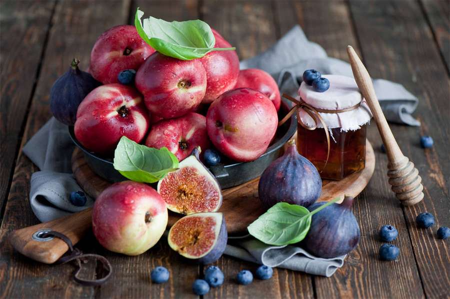 Fruta fresca, miel y albahaca dispuestos sobre una mesa de madera. — Higos Fondos de pantalla