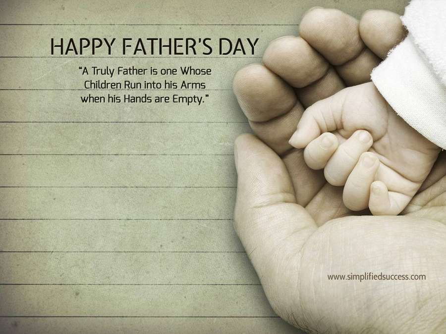Erwachsene Hand hält Babyhand mit Vatertagsspruch auf liniertem Papier. — Hintergrund Des Vaters Wallpaper