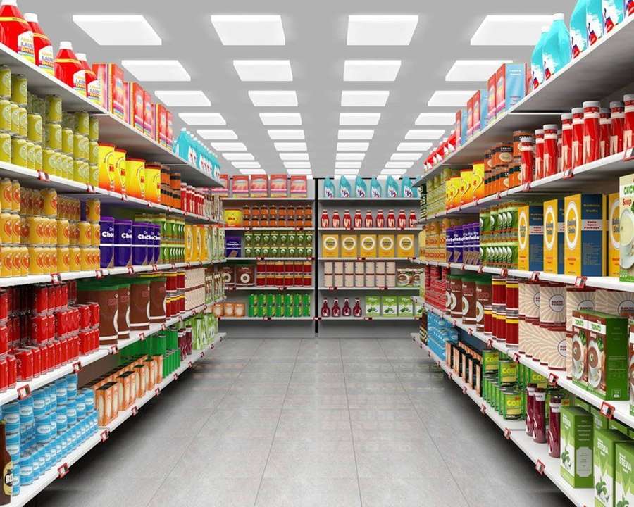 Supermarktgang mit bunten Produkten in den Regalen unter hellem Licht. — Hintergrund Speichern Hintergrundbild